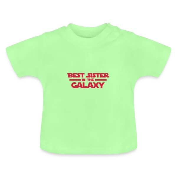 Lichtgroen shirtje met de tekst 'Best Sister in the Galaxy' in rode letters.
