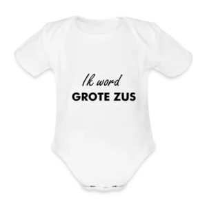 Een wit babyrompertje met de tekst 'Ik word GROTE ZUS' in zwarte letters, een leuke en schattige manier om aan te kondigen dat een klein meisje binnenkort een grote zus wordt