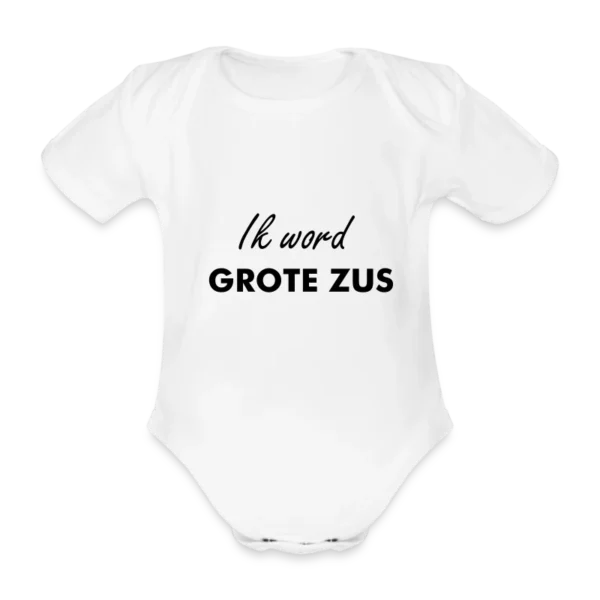 Een wit babyrompertje met de tekst 'Ik word GROTE ZUS' in zwarte letters, een leuke en schattige manier om aan te kondigen dat een klein meisje binnenkort een grote zus wordt