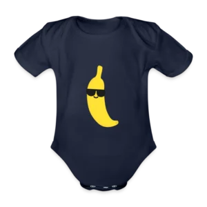 Een donkerblauw babyrompertje met een gele banaan die een zwarte zonnebril draagt en glimlacht.