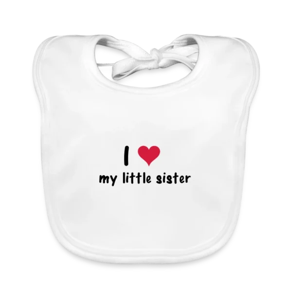 Wit slabbetje met de tekst 'I ♥ my little sister' in zwarte en rode letters.