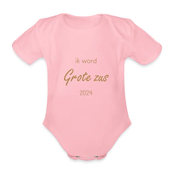 Licht roze slabbetje met een hartje en de tekst 'Grote Zus' in witte letters.