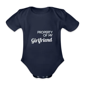 Een donkerblauw babyrompertje met de tekst "PROPERTY OF MY Girlfriend" in witte letters.