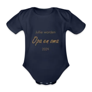 Een donkerblauw babyrompertje met de tekst 'Jullie worden Opa en Oma 2024' in goudkleurige letters, een stijlvolle manier om grootouders in spe op de hoogte te brengen