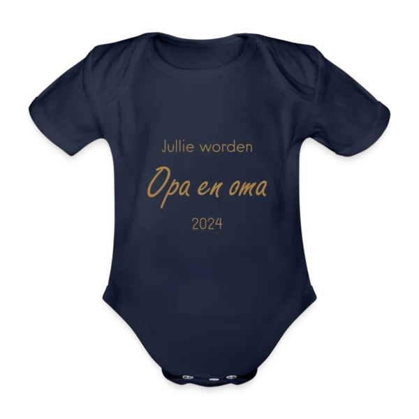 Een donkerblauw babyrompertje met de tekst 'Jullie worden Opa en Oma 2024' in goudkleurige letters, een stijlvolle manier om grootouders in spe op de hoogte te brengen