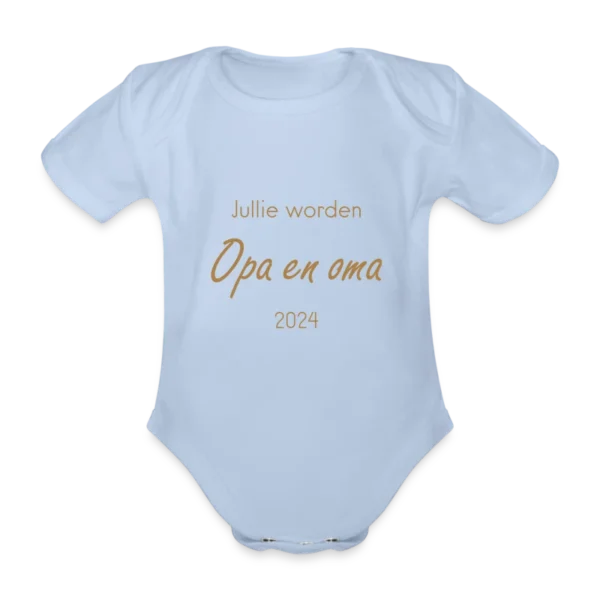 Een lichtblauw babyrompertje met de tekst 'Jullie worden Opa en Oma 2024' in goudkleurige letters, ideaal voor het aankondigen van een zwangerschap.