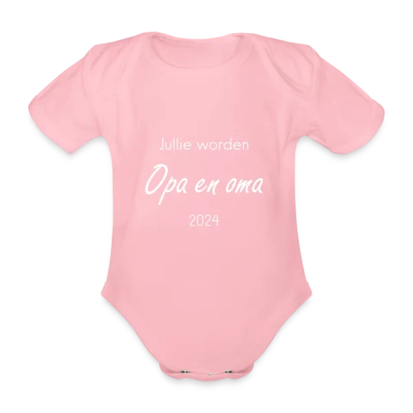 Een roze babyrompertje met de tekst 'Jullie worden Opa en Oma 2024' in witte letters, perfect om de aankomende grootouders te verrassen.