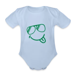 Een lichtblauw babyrompertje met een groene smiley gezicht die een zonnebril draagt en zijn tong uitsteekt.