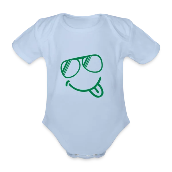 Een lichtblauw babyrompertje met een groene smiley gezicht die een zonnebril draagt en zijn tong uitsteekt.