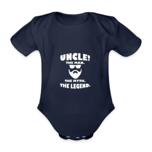 Een marineblauw babyrompertje met witte tekst en een afbeelding. De tekst luidt 'Oom! DE MAN. DE MYTHE. DE LEGENDE.' boven een afbeelding van een bebaarde man met een zonnebril.