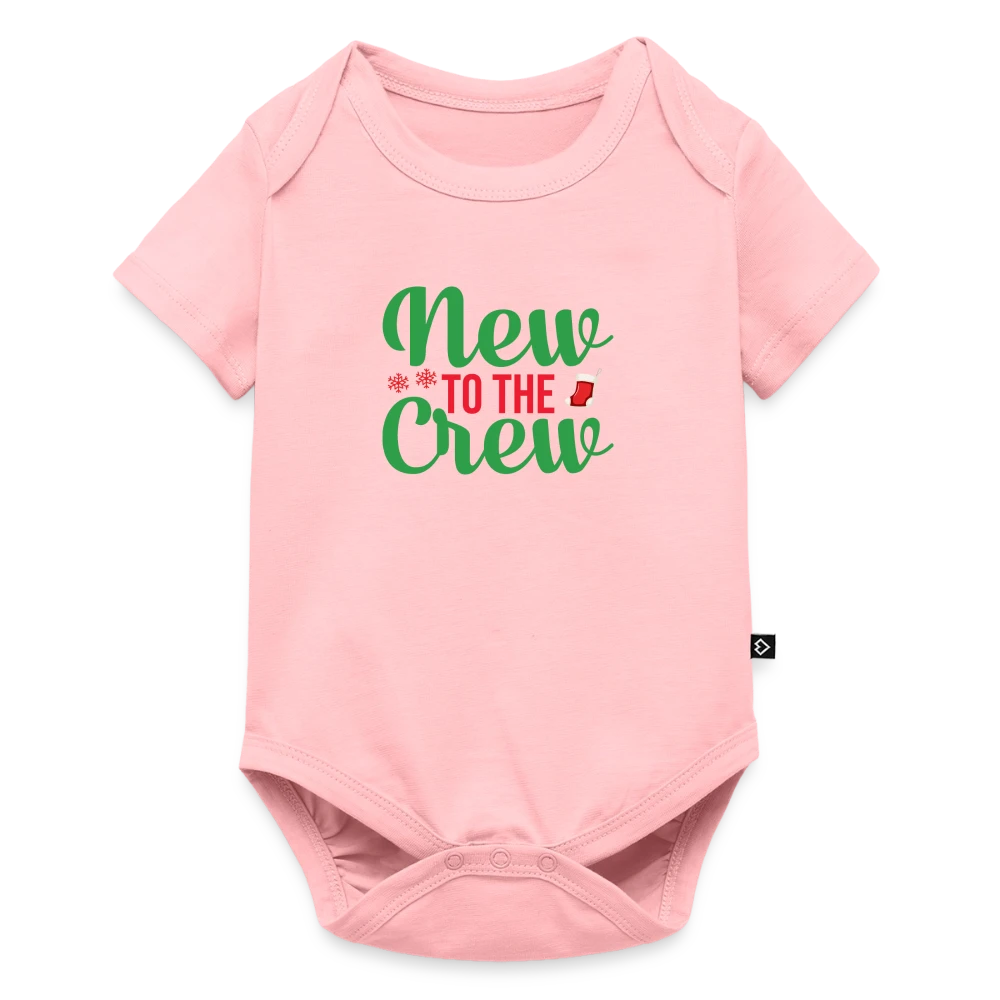Roze rompertje bedrukt met 'New to the Crew' tekst in kerstdesign — voorbeeld geboorteaankondiging rompertje voor de feestdagen